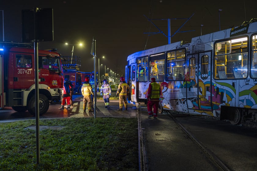 Tramwaj nr 10 wjechał w bok autobusu nr 107. Cztery osoby są lekko ranne